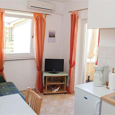 1 Bedroom Beautiful Apartment In Малинска Екстериор снимка
