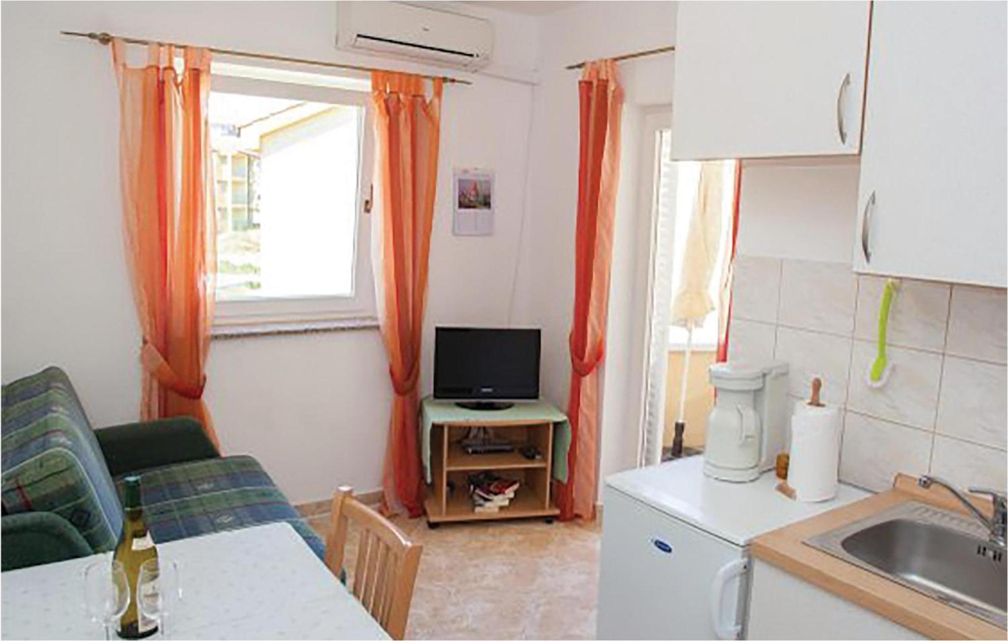 1 Bedroom Beautiful Apartment In Малинска Екстериор снимка