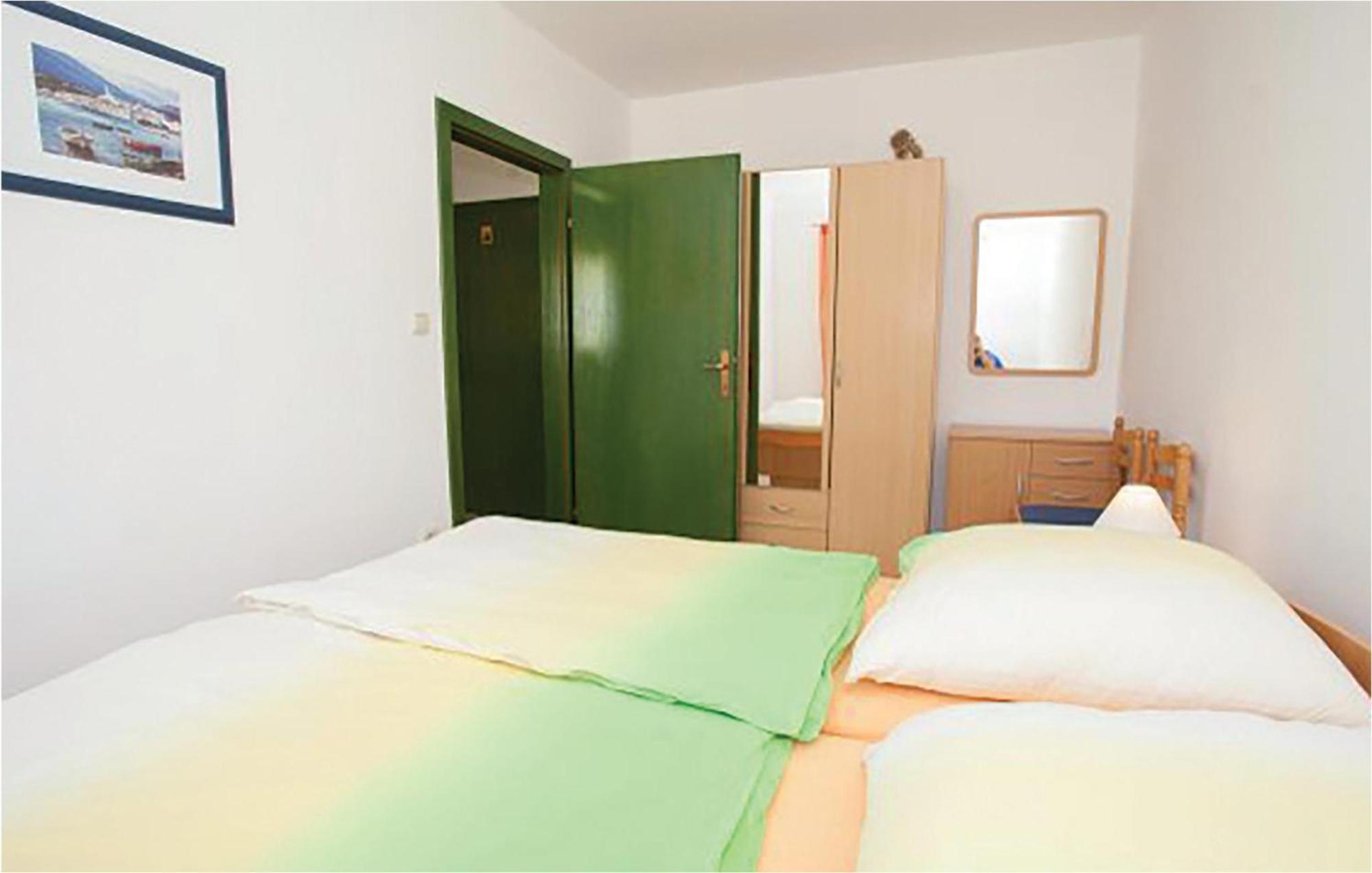 1 Bedroom Beautiful Apartment In Малинска Екстериор снимка