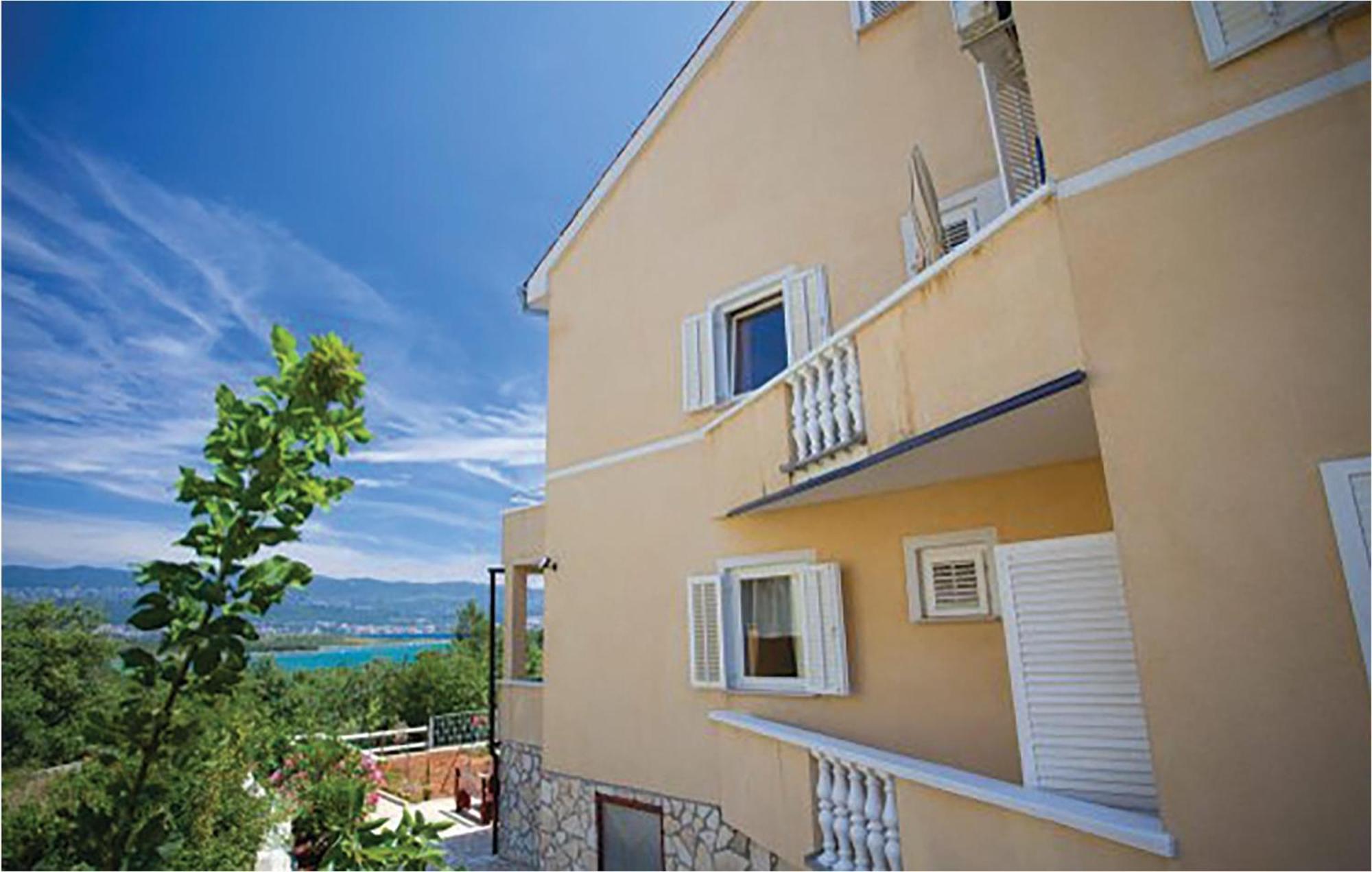 1 Bedroom Beautiful Apartment In Малинска Екстериор снимка