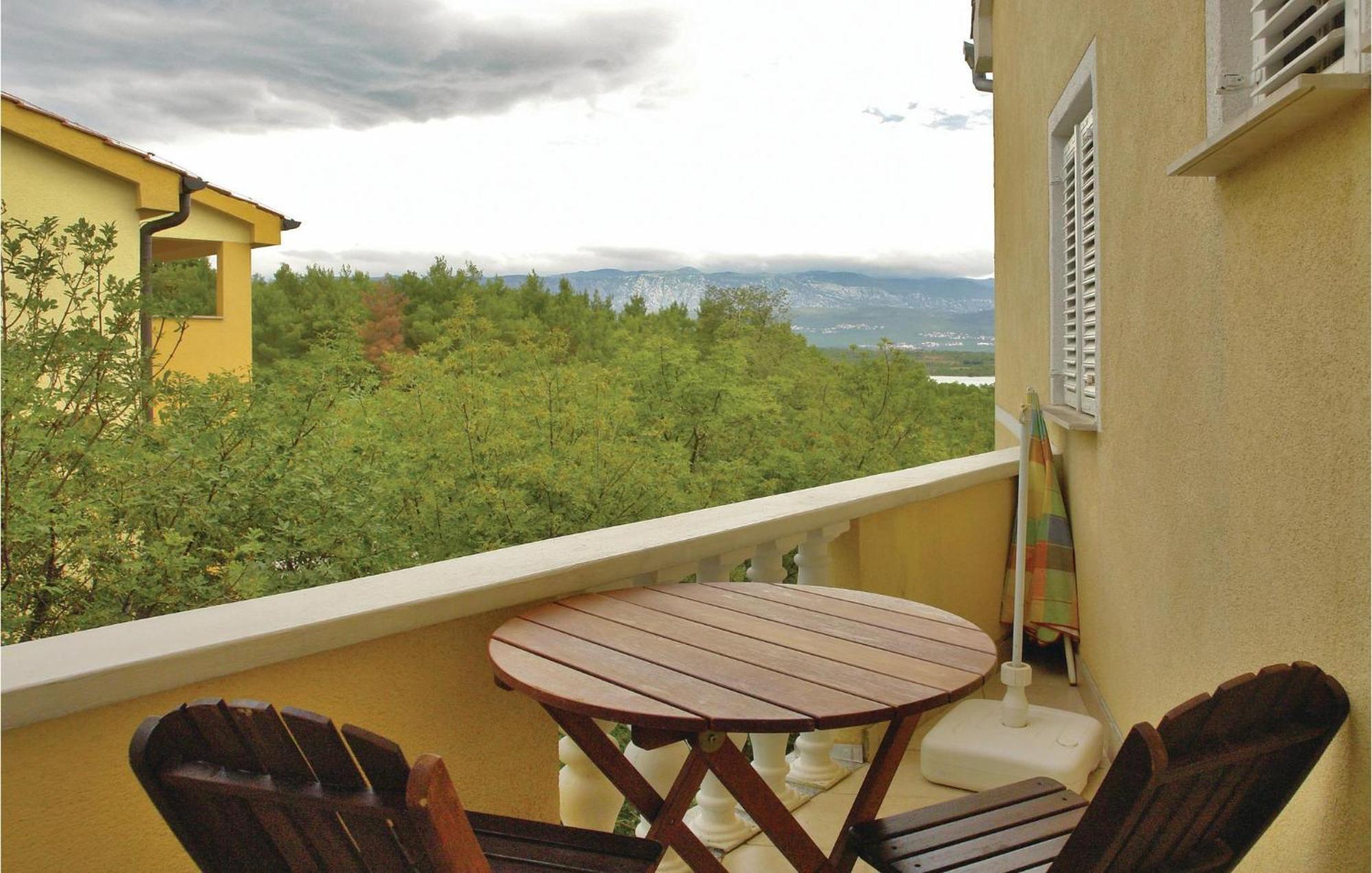 1 Bedroom Beautiful Apartment In Малинска Екстериор снимка