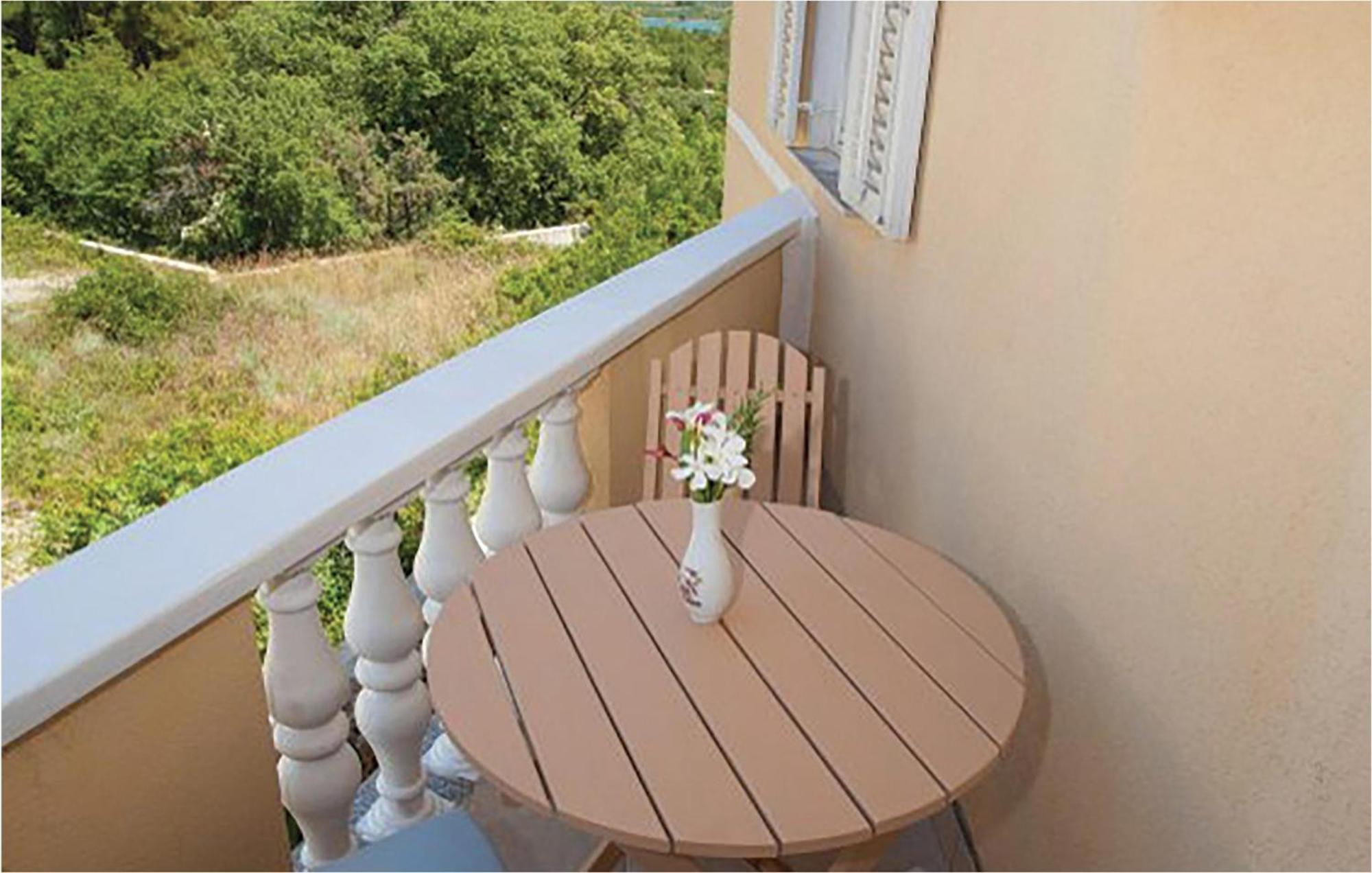 1 Bedroom Beautiful Apartment In Малинска Екстериор снимка