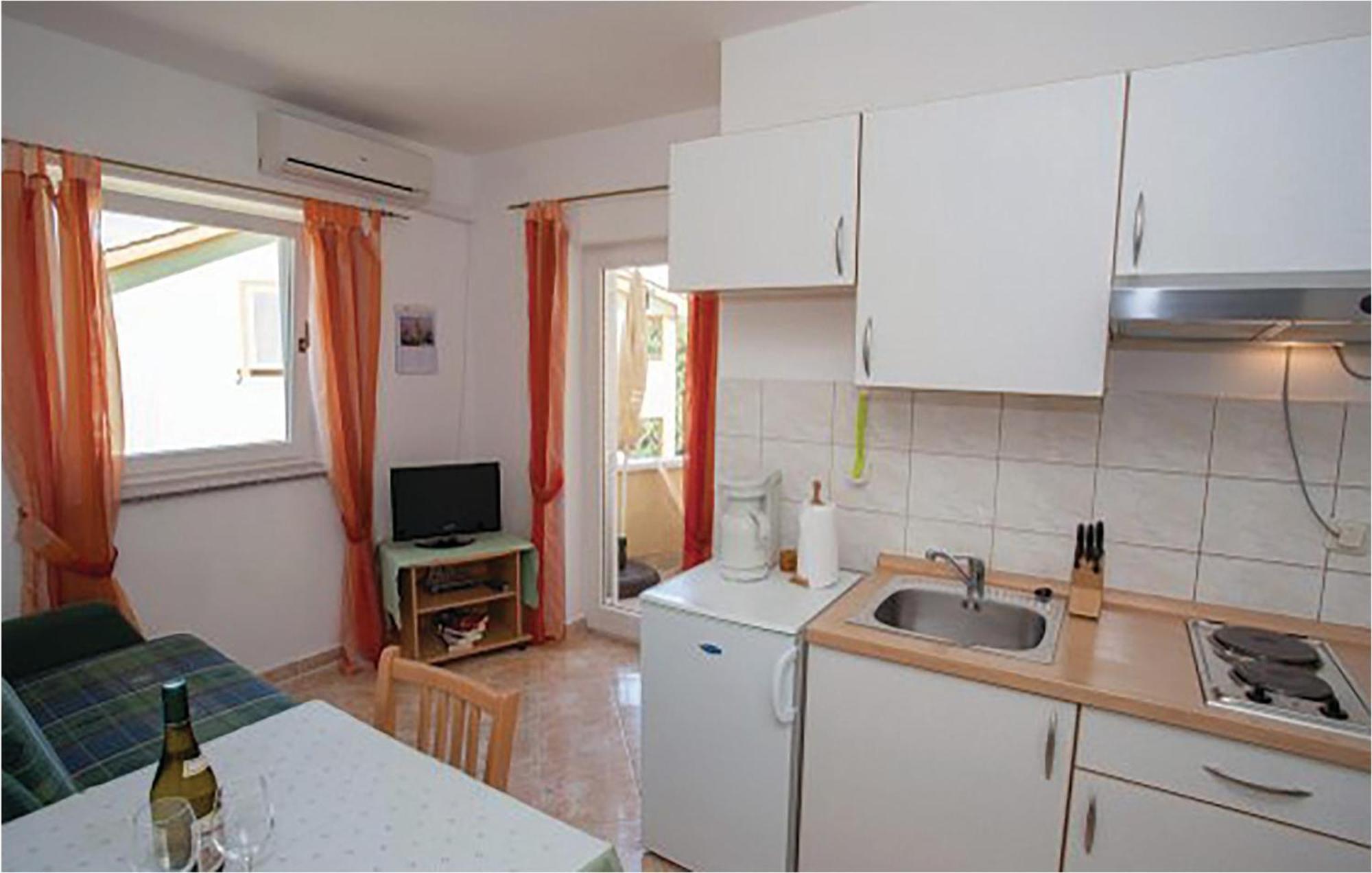 1 Bedroom Beautiful Apartment In Малинска Екстериор снимка